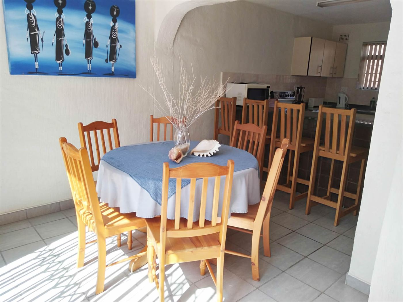 Fully equipped kitchen with counter and bar stools